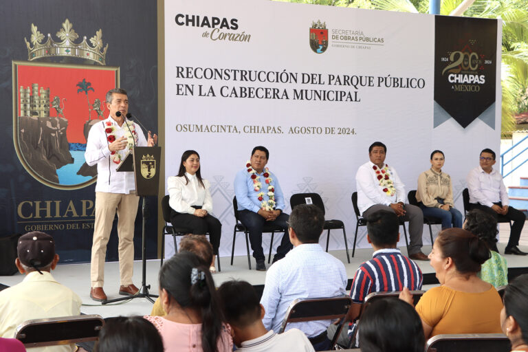 Inaugura Rutilio Escandón la reconstrucción y modernización del parque público de Osumacinta