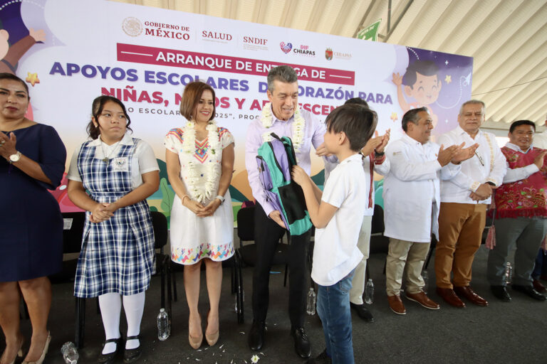 En Berriozábal, Rutilio Escandón inicia entrega de paquetes escolares a niñas, niños y adolescentes