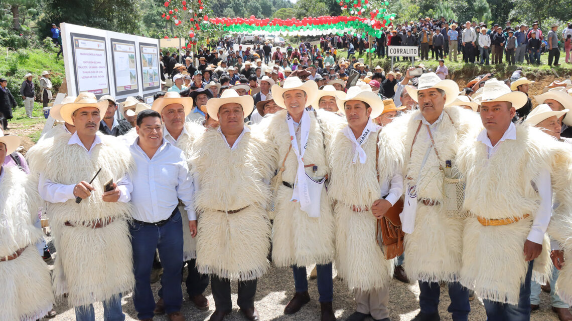 En Chamula, Rutilio Escandón inaugura los caminos Yakampot-Yaalchitom y Tzajaltetic-Los Ranchos-Corralito