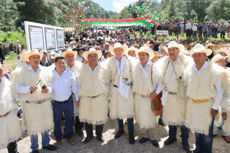 En Chamula, Rutilio Escandón inaugura los caminos Yakampot-Yaalchitom y Tzajaltetic-Los Ranchos-Corralito