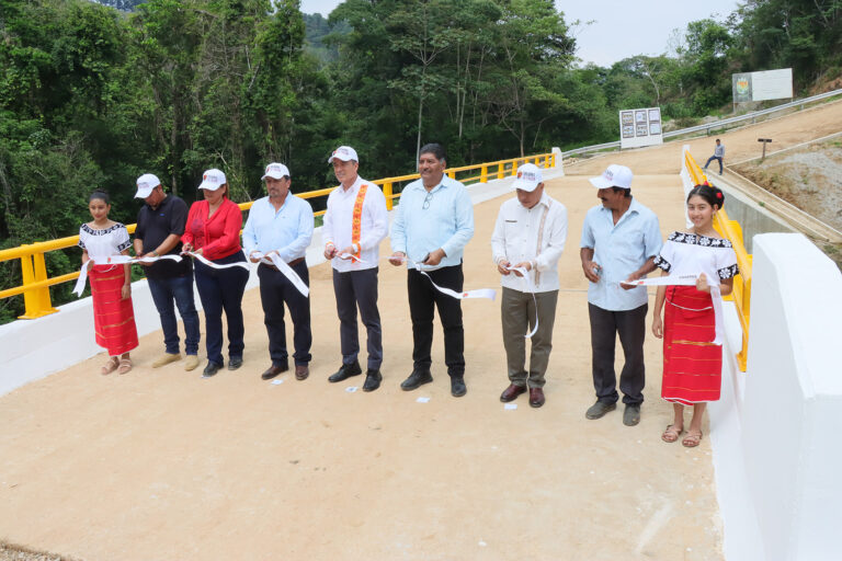 Con infraestructura carretera, deportiva y de salud, Rutilio Escandón beneficia a Tecpatán