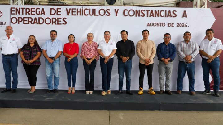 AYUNTAMIENTO ENTREGA UNIDADES Y CONSTANCIAS A OPERADORES DE TAPACHULA