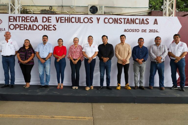 AYUNTAMIENTO ENTREGA UNIDADES Y CONSTANCIAS A OPERADORES DE TAPACHULA