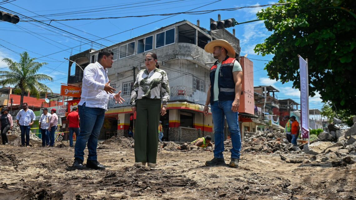 SUPERVISA GLADIOLA SOTO SOTO REHABILITACIÓN DE PAVIMENTACIÓN HIDRÁULICA OBRA DE CALLES EN COLONIA CENTRO