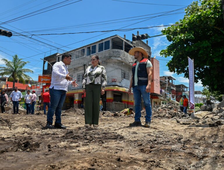 SUPERVISA GLADIOLA SOTO SOTO REHABILITACIÓN DE PAVIMENTACIÓN HIDRÁULICA OBRA DE CALLES EN COLONIA CENTRO