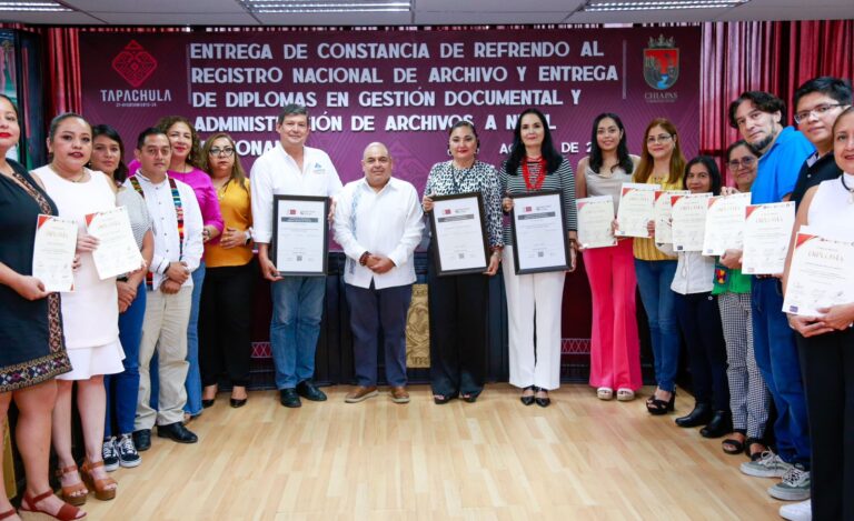 ENTREGAN REFRENDOS DEL REGISTRO NACIONAL DE ARCHIVOS Y DIPLOMAS EN GESTIÓN DOCUMENTAL A ORGANISMOS DEL AYUNTAMIENTO DE TAPACHULA