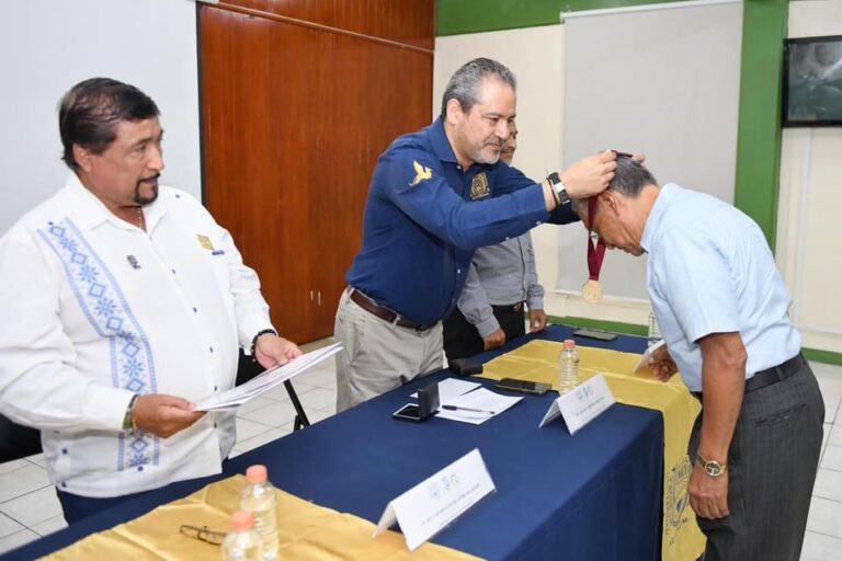 Entregan Medalla de Reconocimiento al “Mérito en el Servicio Universitario por sus años de servicio” a docentes jubilados de la UNACH