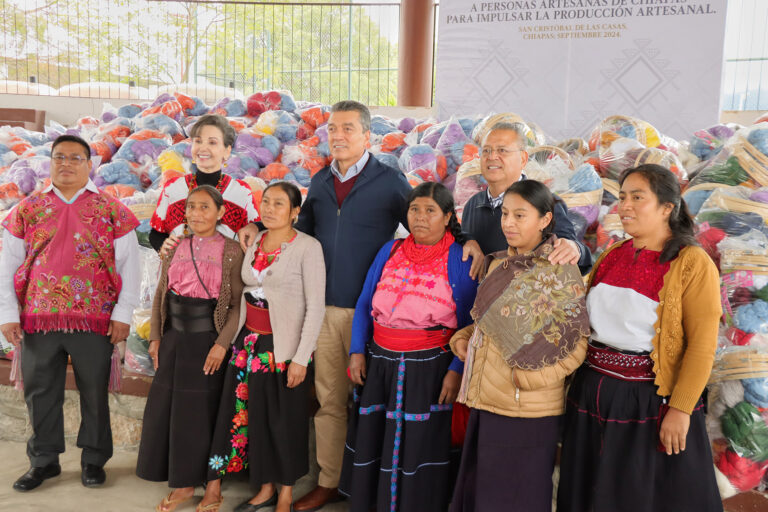 En San Cristóbal de Las Casas, Rutilio Escandón inició entrega de apoyos a artesanas de Chiapas