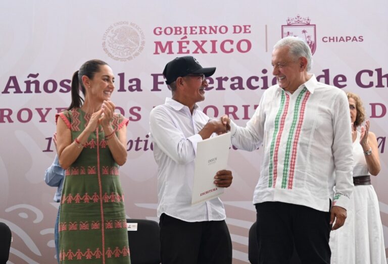 Presidente constata consolidación de proyectos de salud, educación, cultura y vivienda en Palenque, Chiapas