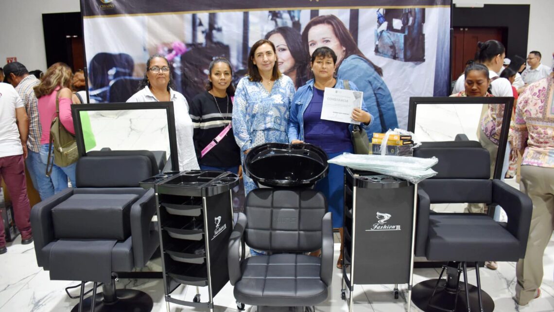 Mujeres de Villaflores son beneficiadas con equipamiento