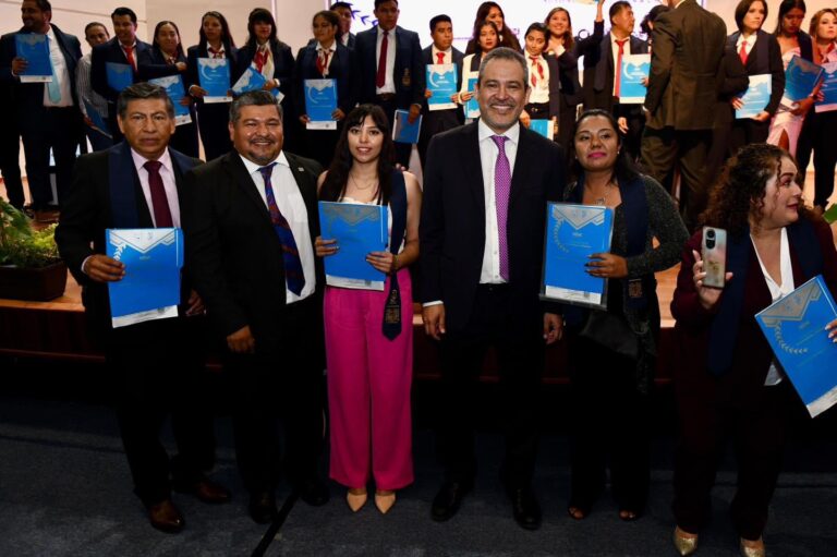 Celebra UNACH la graduación de 194 egresados de los programas académicos de educación a distancia