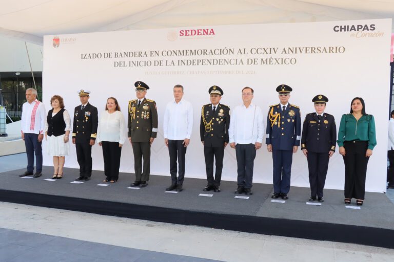 Presencia Rutilio Escandón el Desfile Cívico-Militar por el 214 Aniversario del Inicio de la Independencia de México