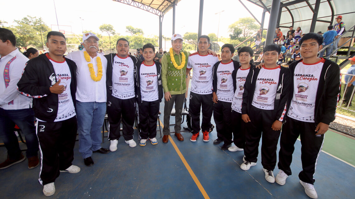 Rutilio Escandón devela placa en honor al medallista Luis Mario Nájera en la unidad deportiva de Venustiano Carranza