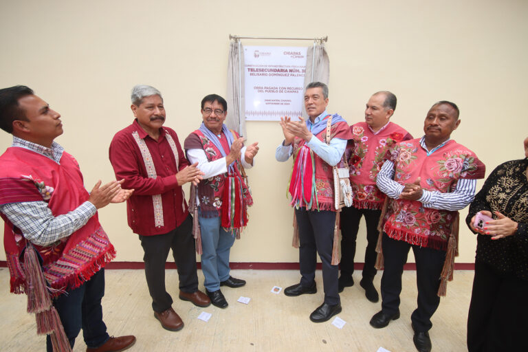 Rutilio Escandón inaugura aulas en Telesecundaria 305 Belisario Domínguez Palencia, en Zinacantán