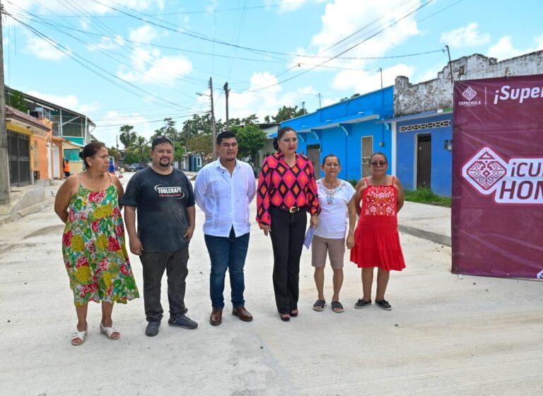 SUPERVISA ALCALDESA DE TAPACHULA CONSTRUCCIÓN DE PAVIMENTACIÓN HIDRÁULICA EN COLONIA EL PACÍFICO