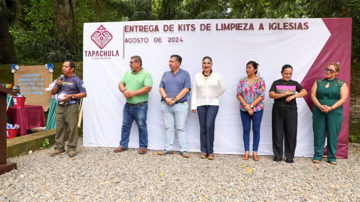 ENTREGA AYUNTAMIENTO KITS DE LIMPIEZA A IGLESIAS DE TAPACHULA