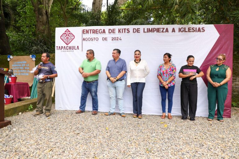 ENTREGA AYUNTAMIENTO KITS DE LIMPIEZA A IGLESIAS DE TAPACHULA