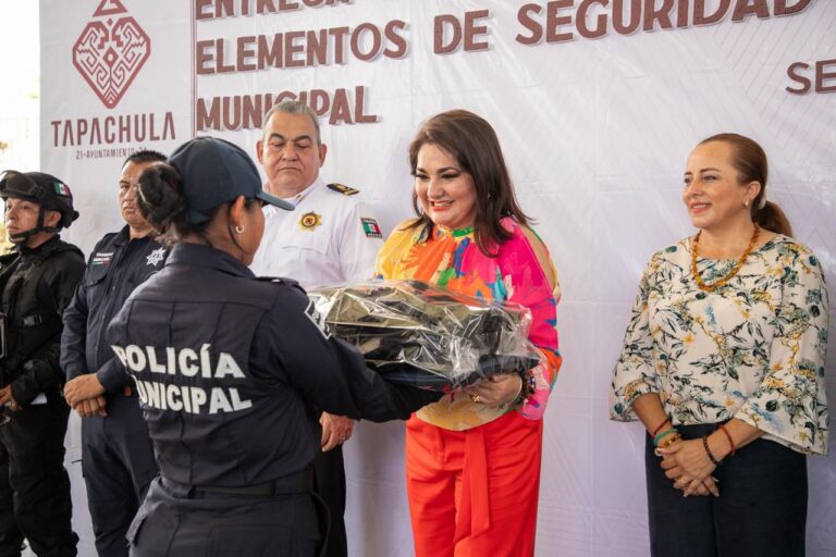 AYUNTAMIENTO DE TAPACHULA ENTREGÓ PATRULLAS, EQUIPO Y UNIFORMES A POLICÍAS DE SEGURIDAD PÚBLICA MUNICIPAL