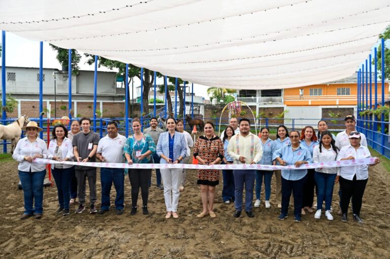 AYUNTAMIENTO Y DIF MUNICIPAL DE TAPACHULA ENTREGAN MATERIAL DIDÁCTICO PARA CLINICA TEA E INAUGURAN MALLA SOMBRA DEL CENTRO DE EQUINOTERAPIA