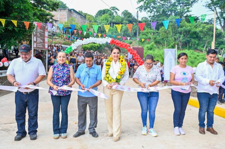 INAUGURA GLADIOLA SOTO SOTO PUENTE VEHICULAR EN COLONIA LUMIJÁ DE TAPACHULA