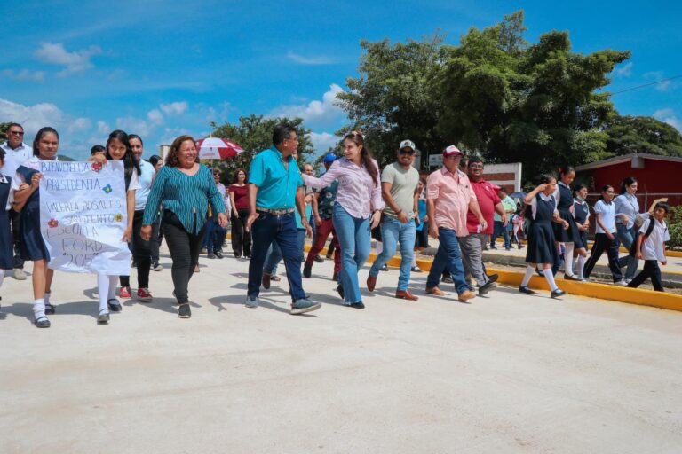 Valeria Rosales inaugura calles en La Sirena