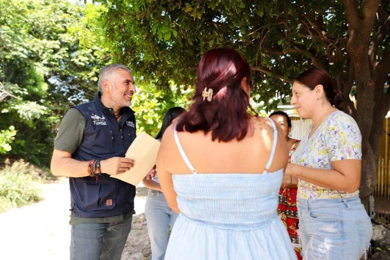 Visita Angel Torres calles que serán intervenidas en colonia 6 de Junio