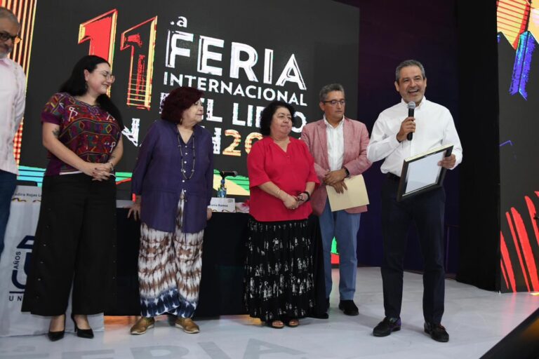 Entrega UNACH Reconocimiento FIL UNACH 2024 a la escritora Elva Macías