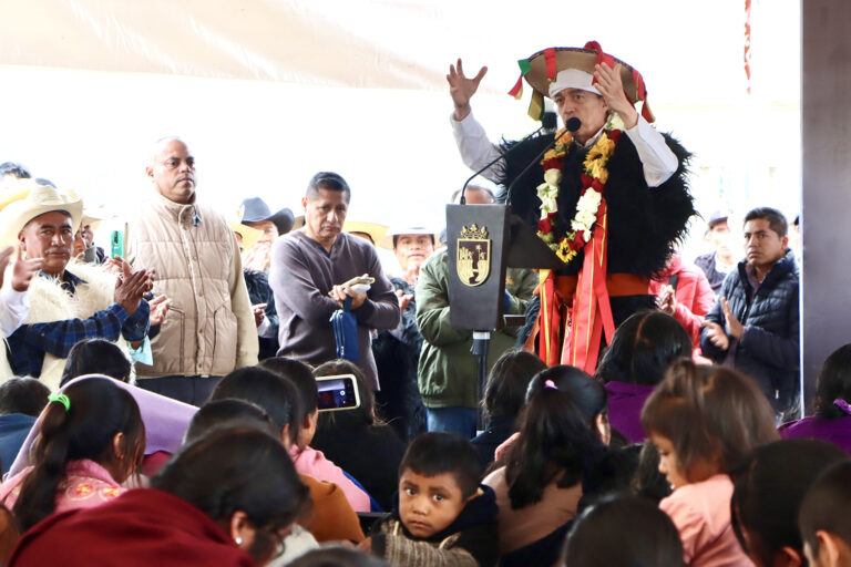 En Chamula, Rutilio Escandón inaugura el Sistema de Agua Potable de la localidad Joltzemén