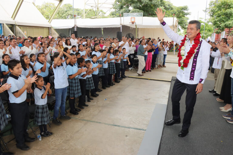 Rutilio Escandón entrega Apoyos Escolares de Corazón a estudiantes de la Región Soconusco