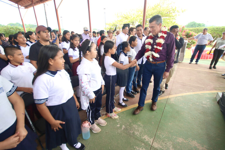 En Mezcalapa, inaugura Rutilio Escandón obras de infraestructura educativa y de recreación