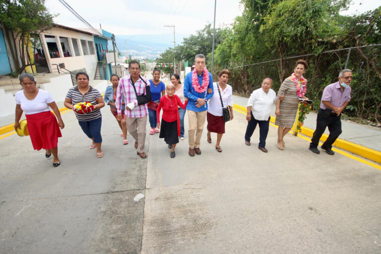 En Tuxtla Gutiérrez, Rutilio Escandón inaugura pavimentación de vialidades en la colonia Bosques del Sur