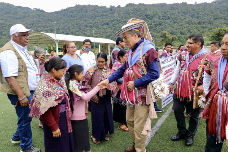 En Zinacantán, Rutilio Escandón inaugura la Clínica para la Atención de Parto Humanizado