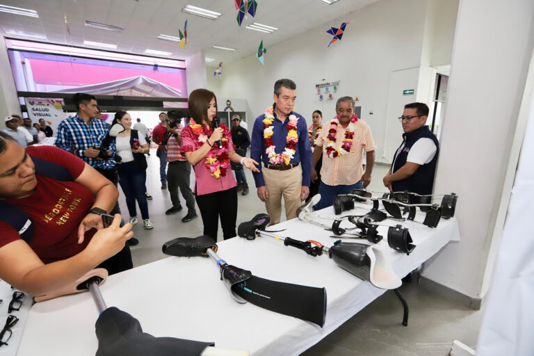 Rutilio Escandón encabeza entrega de prótesis, órtesis y lentes de vista cansada 2024