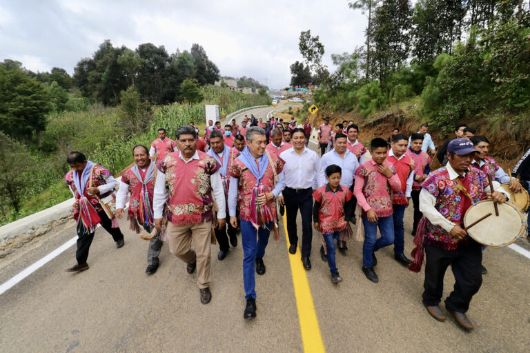 En Zinacantán, Rutilio Escandón inaugura construcción del camino Pasté-Elambó