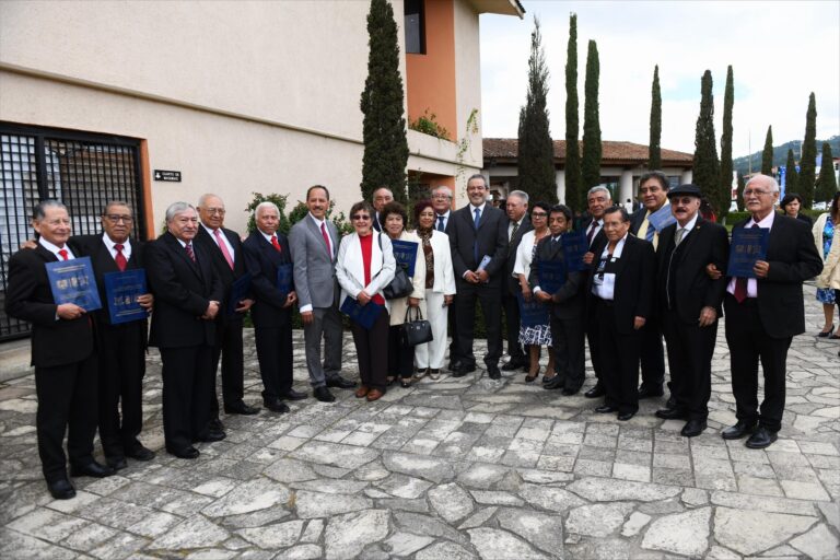 Entregan documentos a la Generación de los 50 años de la Licenciatura en Derecho de la UNACH