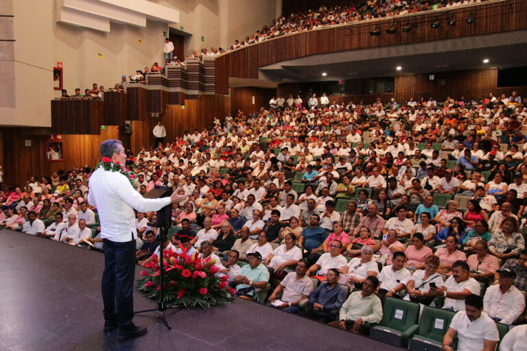 Rutilio Escandón entrega títulos de concesión a transportistas de Tapachula, tras más de 20 años de espera