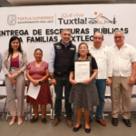 Entrega Angel Torres escrituras públicas a familias de siete colonias de Tuxtla