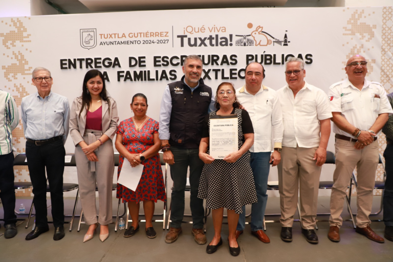 Entrega Angel Torres escrituras públicas a familias de siete colonias de Tuxtla