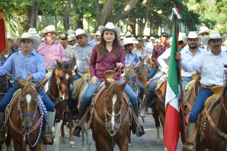 Valeria Rosales encabeza cabalgata en Agrónomos Mexicanos