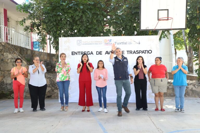 Entrega Ángel Torres aves de traspatio en beneficio de familias de Tuxtla, en la colonia Las Granjas