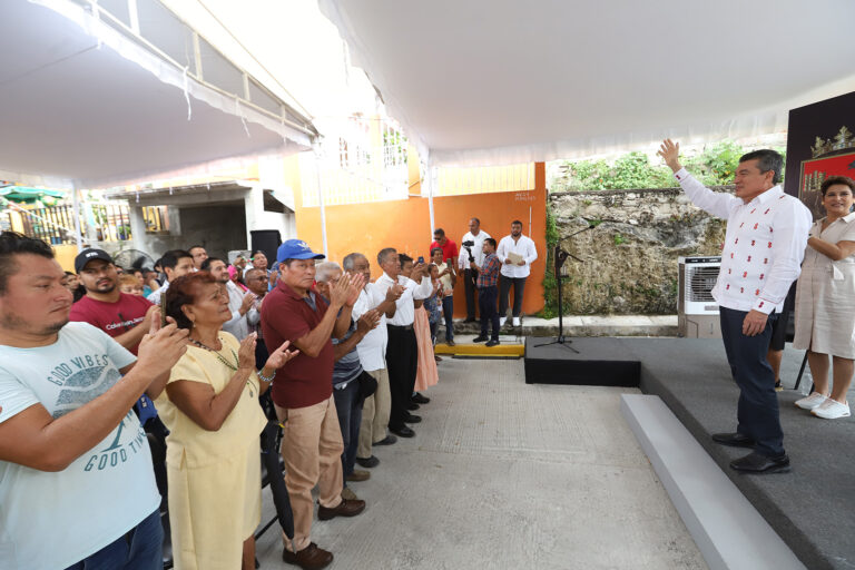 Inaugura Rutilio Escandón pavimentación de la calle Veinticuatro en la Colonia Las Casitas, en Tuxtla Gutiérrez