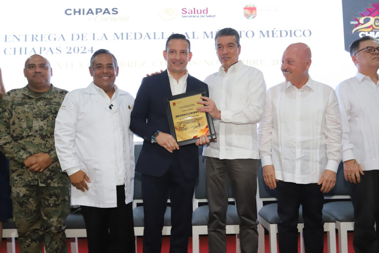 Entrega Rutilio Escandón Medalla al Mérito Médico Chiapas 2024 al doctor Jesús Sepúlveda Delgado