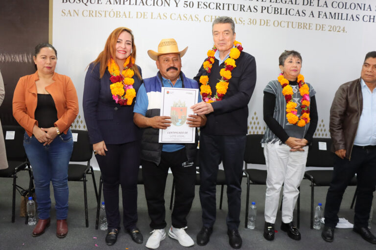 Entrega Rutilio Escandón certificados de lote legal y escrituras a familias de diferentes municipios