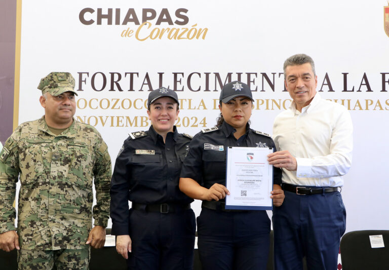 Rutilio Escandón entrega uniformes, equipo, reconocimientos y certificados a policías