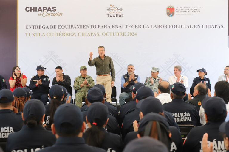 Rutilio Escandón entrega  patrullas, uniformes y equipo a la Policía Municipal de Tuxtla Gutiérrez