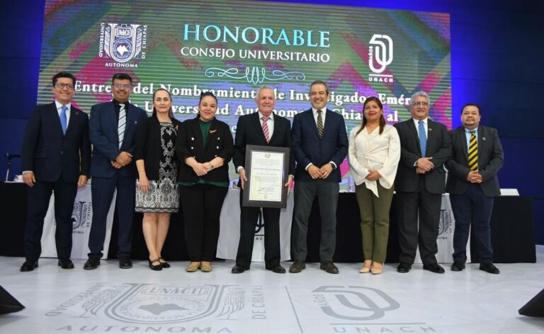 Entrega Consejo Universitario de la UNACH reconocimientos a benefactores de la institución