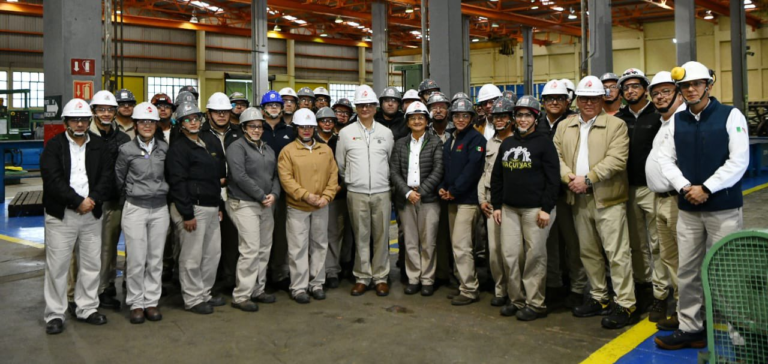 El director de Pemex, Víctor Rodríguez Padilla, supervisa avances en la Refinería Cadereyta