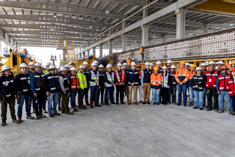 Samuel García supervisa producción de trabes para Líneas 4 y 6 del Metro en Nuevo León