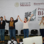 Gobernadora Rocío Nahle y Claudia Sheinbaum entregan tarjetas de Programas para el Bienestar en Tihuatlán