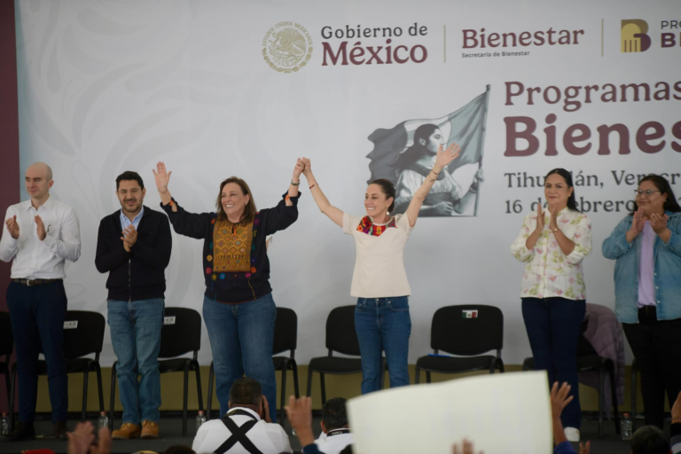 Gobernadora Rocío Nahle y Claudia Sheinbaum entregan tarjetas de Programas para el Bienestar en Tihuatlán